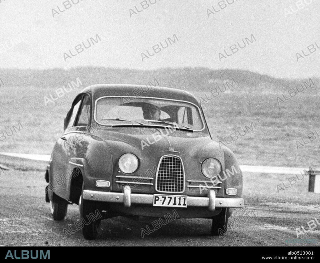 1960-01-01. Erik Carlsson På taket i en Saab 96 / 1961. Foto: Olle Wester / Expressen / TT / Kod: 44. ** AFTONBLADET OUT **.