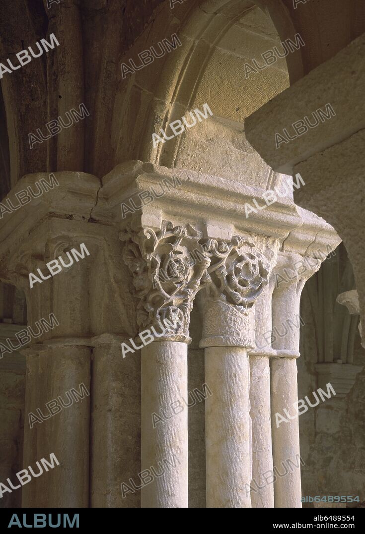 DETALLE DE LAS COLUMNAS DEL CLAUSTRO ROMANICO DEL MONASTERIO DE SANTA MARIA LA REAL DE AGUILAR DE CAMPOO - SIGLO XII - ROMANICO.