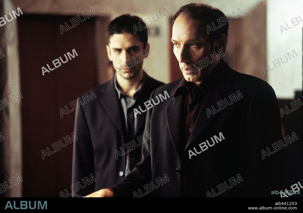 EUSEBIO PONCELA y LEONARDO SBARAGLIA en INTACTO, 2001, dirigida por JUAN CARLOS FRESNADILLO. Copyright SOGECINE.