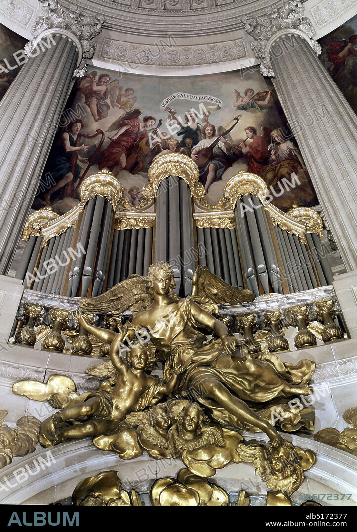 CAPILLA: ORGANO REALIZADO EN EL SIGLO XVII POR ROBERT CLICQUOT Y FRESCO DE VAN CLEVE.