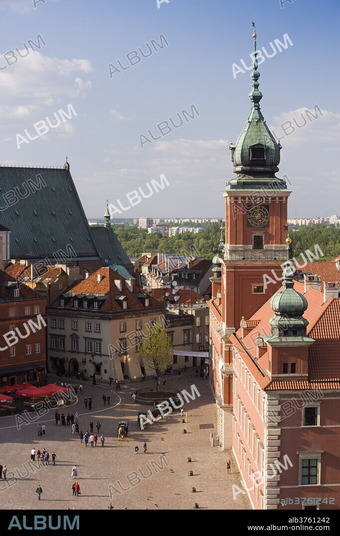 Elevated view over Castle Square (Plac Zamkowy), the Royal Castle and colourful houses of the Old Town (Stare Miasto), UNESCO World Heritage Site, Warsaw, Poland, Europe.