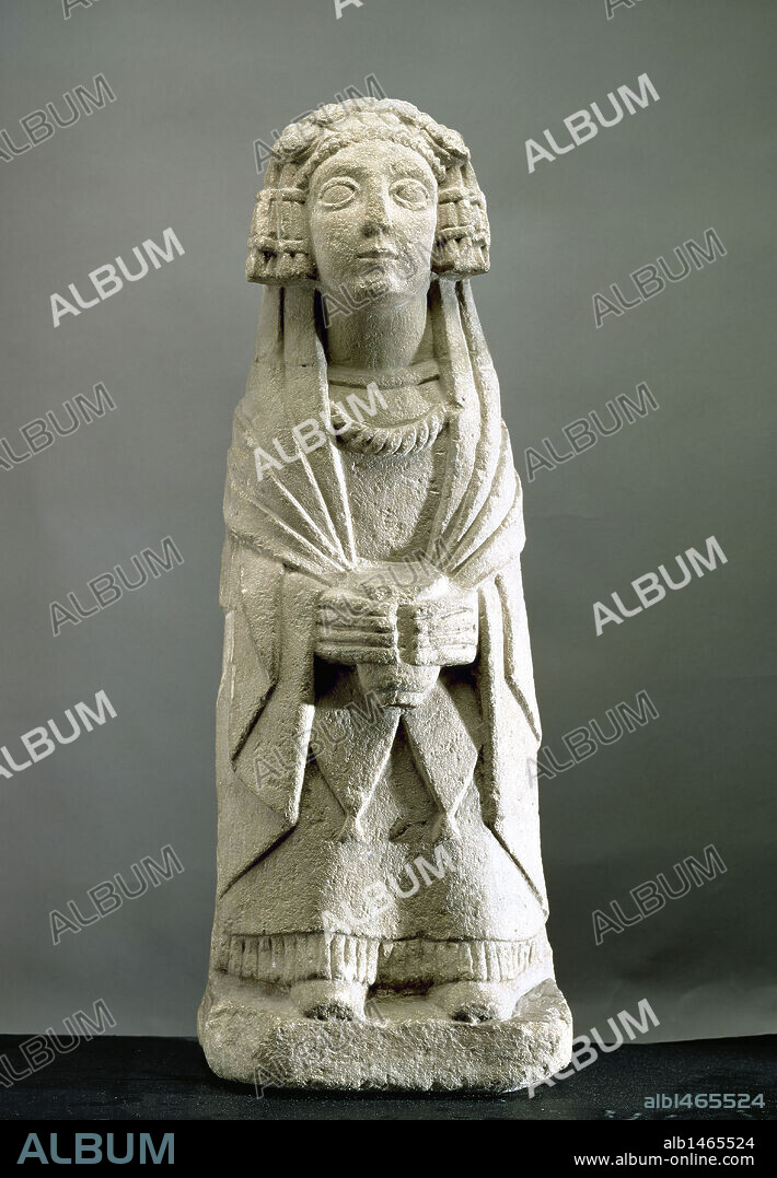Escultura votiva ibérica. Siglo IV a. C. Dama oferente procedente del Santuario del Cerro de los Santos. Provincia de Albacete, Castilla-La Mancha. Museo Arqueológico Nacional Madrid. España.