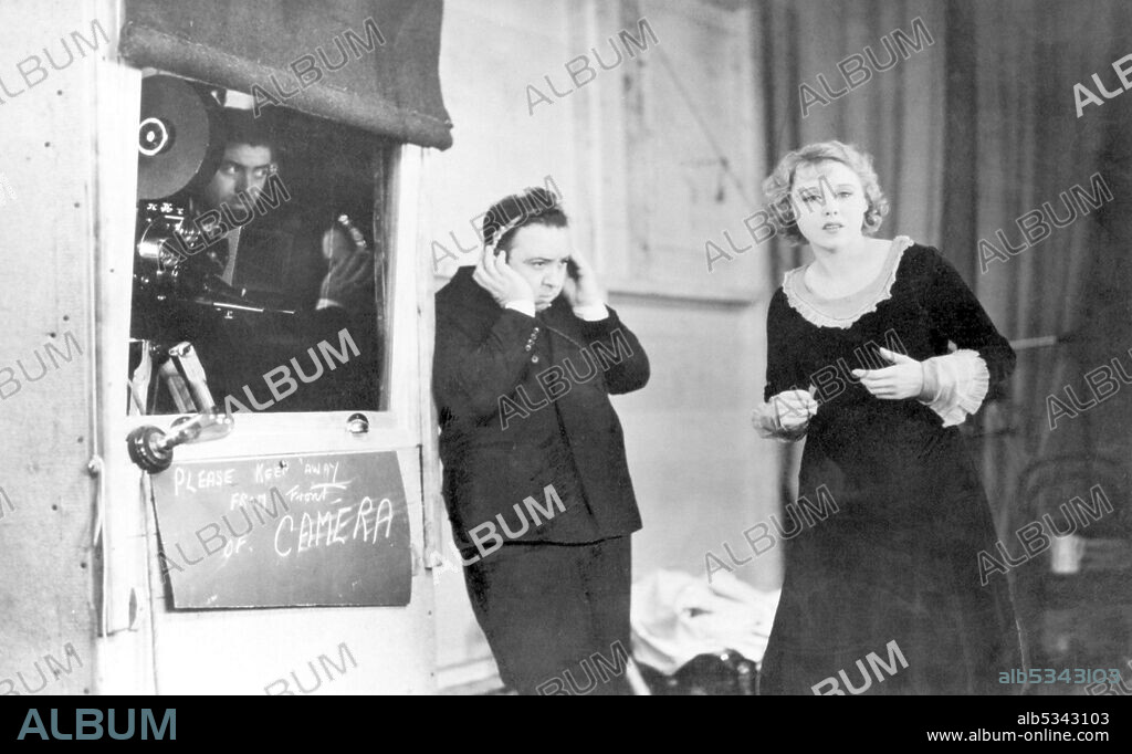ALFRED HITCHCOCK y ANNY ONDRA en CHANTAJE, 1929 (BLACKMAIL), dirigida por ALFRED HITCHCOCK. Copyright BIP.