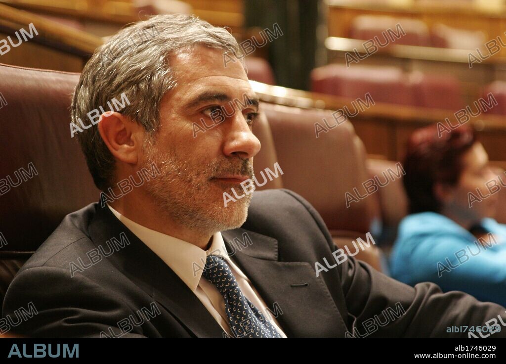 GASPAR LLAMAZARES TRIGO (Logroño, 1957). Médico y político. Coordinador General de Izquierda Unida. GASPAR LLAMAZARES SENTADO EN SU ESCAÑO DEL CONGRESO DE LOS DIPUTADOS DURANTE LA SESION DE CONTROL AL GOBIERNO QUE SE CELEBRA LOS MIERCOLES. Madrid, 25 de mayo del 2005.