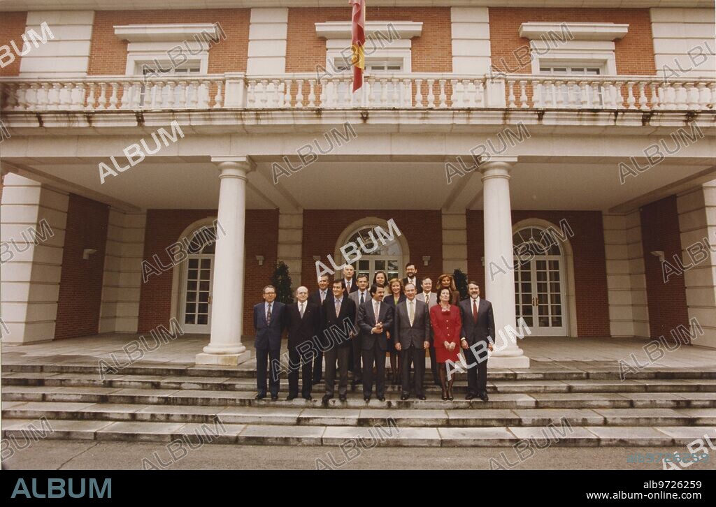 Madrid, 05/07/1996. First meeting of the Council of Ministers. Family photo at the entrance to the La Moncloa Palace. In the image, first row, left. From left to right: Eduardo Serra (Defense), Abel Matutes (Foreign Affairs), Francisco Álvarez Cascos (1st Vice President and Presidency), José María Aznar, Rodrigo Rato (2nd Vice President and Economy and Finance), Margarita Mariscal de Gante (Justice), and Jaime Mayor Oreja (Interior). Second row, from left. From left to right: Javier Arenas (Labor and Social Affairs), Rafael Arias Salgado (Development), Esperanza Aguirre (Education and Culture), Josep Piqué (Industry and Energy), and Isabel Tocino (Environment). In the third row, from the left. From left to right: José Manuel Romay Beccaría (Health and Consumer Affairs), Loyola de Palacio (Agriculture, Fisheries and Food), and Mariano Rajoy (Public Administrations). Photo: Chema Barroso. ARCHDC.