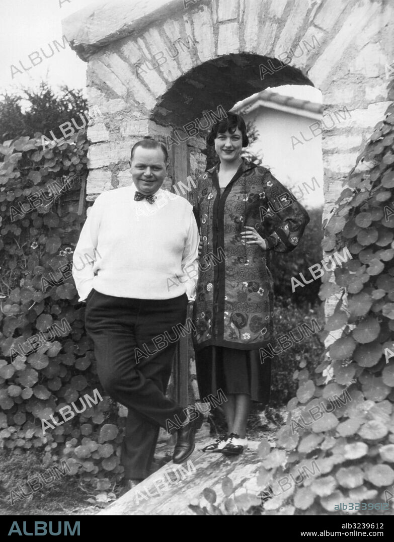 Orig. bildtext... FATTY ARBUCKLE TO WED FILM BEAUTY Roscoe Fatty Arbuckle and Doris Deane, moving picture actress will be married, according to their statement, at Monterey, Cal. shortly after the New Year. Mr. Arbuckle and Miss Deane at present are guests at home of Gouvineur Morris, well known author, at his home at Monterey, where this exclusive photo was taken. Anm. R Arbuckle, 1887-1933, amerikansk skådespelare, komiker Roscoe Arbuckle-skandalen 1921 innebar att Arbuckle åtalades för mord. Trots att han blev frikänd tog hans karriär slut Fluga CD379 persons: DORIS DEANE;ROSCOE FATTY ARBUCKLE sites: USA.