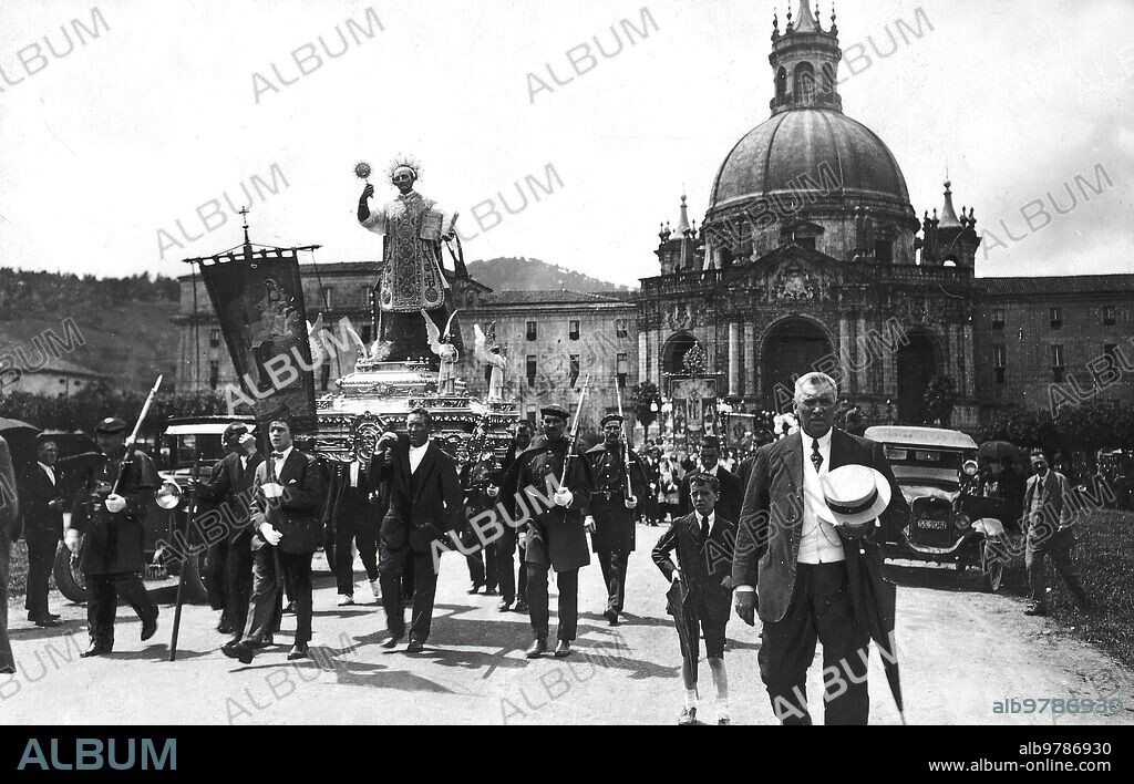 July 30, 1923. Azpeitia (Guipúzoca). Before the sanctuary of Loyola. The solemn procession of Saint Ignatius, upon leaving the Temple. Photo: Ojangure.
