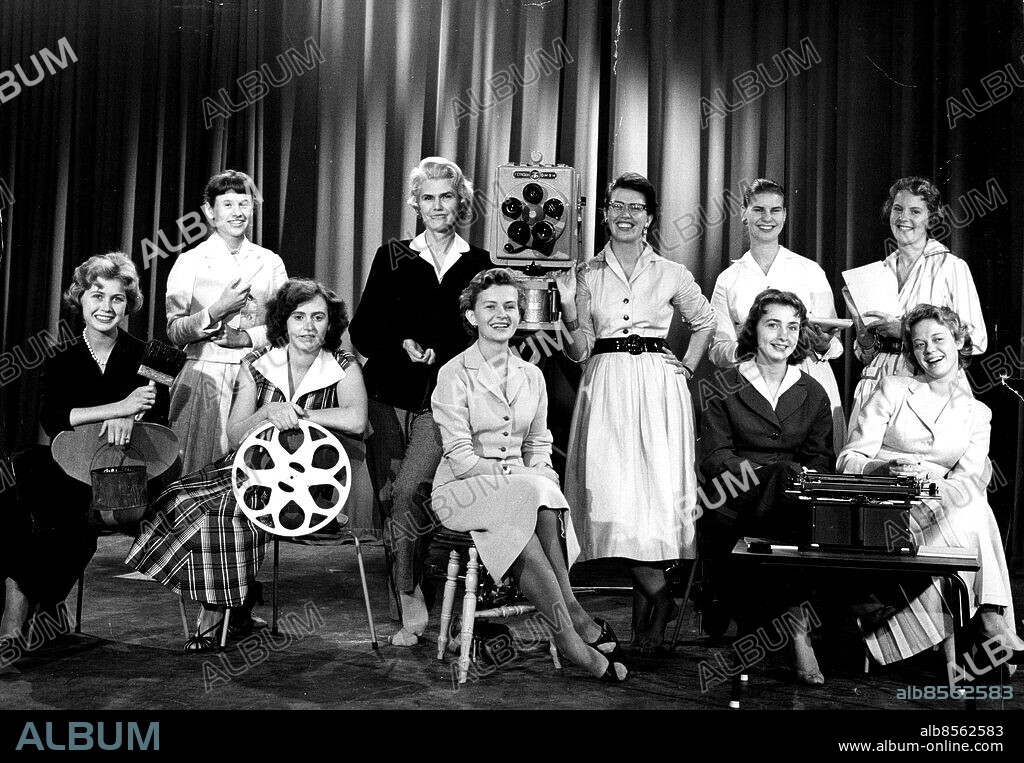 Anm. Stående från vänster: Ally Seifert Åsa Holmsen Gertrud Björklund Lena Fürst Kerstin Lindqvist Sittande från vänster Agneta Holmberg Ann-Marie Eriksson Marianne Anderberg Kerstin Spångberg Ursula Richter Programledare skrivmaskiner Publ. i boken Nedslag i Sveriges Televisions historia Sid.13 Publ. i Etermediernas bok Kampen om Monopolet sid.181 persons: ALLY SEIFERT;ANNE-MARIE ERIKSSON;GERTRUD BJÖRKLUND;AGNETA HOLMBERG;KERSTIN LINDQVIST;KERSTIN SPÅNGBERG;LENA FÜRST;MARIANNE ANDERBERG;URSULA RICHTER;ÅSA HOLMSEN sites: STOCKHOLM;SVERIGE.