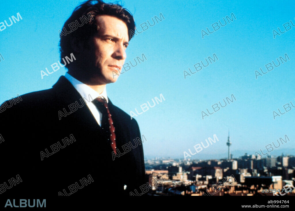 ALEX CASANOVAS in EL OTRO BARRIO, 2000, directed by SALVADOR GARCIA RUIZ. Copyright TORNASOL FILMS.