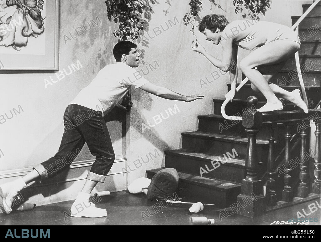 JERRY LEWIS and SHIRLEY MACLAINE in ARTISTS AND MODELS, 1955, directed by FRANK TASHLIN. Copyright PARAMOUNT PICTURES.