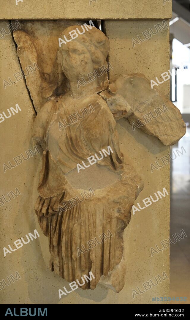 Parapeto del bastión del Templo de Atenea Niké en la Acrópolis de Atenas. Relieves realizador por el taller de Fidias. Siglo V a. C. Periodo clásico. Losa norte V (o parapeto del sureste). Nike en calma. Museo de la Acrópolis (Acropolis Museum). Atenas. Grecia.