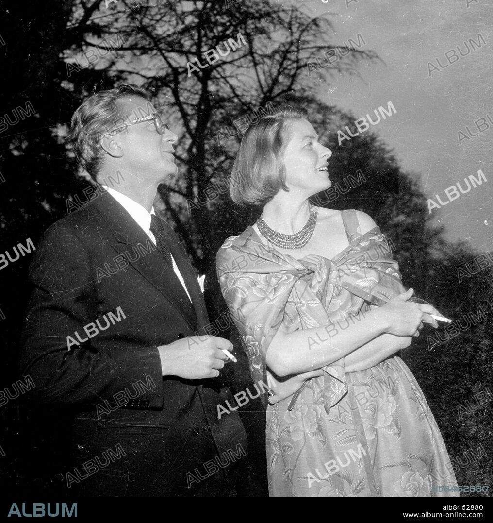 Göteborg 1958-09-25. Ingrid Bergman med make Lars Schmidt i Göteborg. Foto: Kamerareportage *** Local Caption *** . KAMERAREPORTAGE.