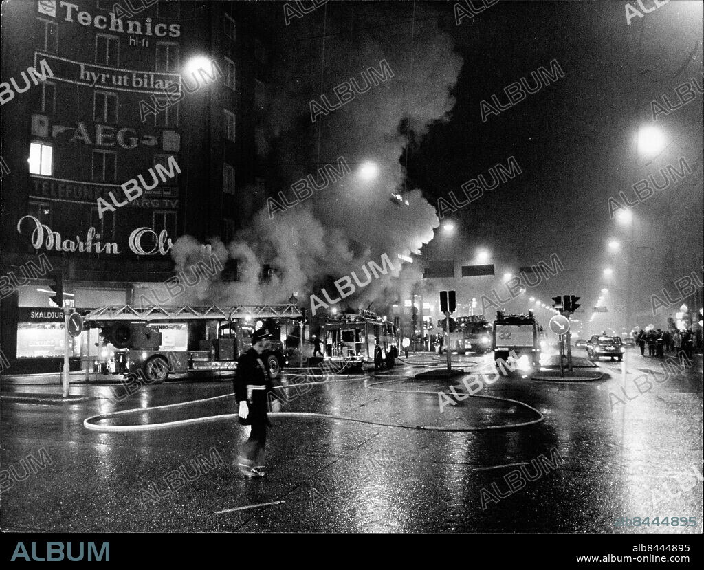 Stockholm 1977-03-15. Nattklubben Monte Carlo vid Kungsgatan i Stockholm härjades av en explosionsartad brand. Foto: Reportagebild / TT / kod 37770.