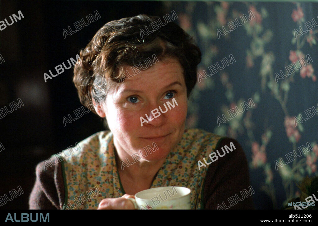 IMELDA STAUNTON in VERA DRAKE, 2004, directed by MIKE LEIGH. Copyright THIN MAN FILMS.