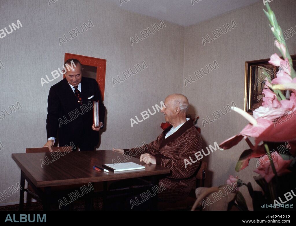 FRANCO BAHAMONDE, FRANCISCO MILITAR Y POLITICO ESPA¿OL. EL FERROL 1892-1975. JEFE DE ESTADO ESPA¿OL 1937-1975 DESPACHANDO EN LA CLINICA CON EL PRESIDENTE CARLOS ARIAS NAVARRO 1975.