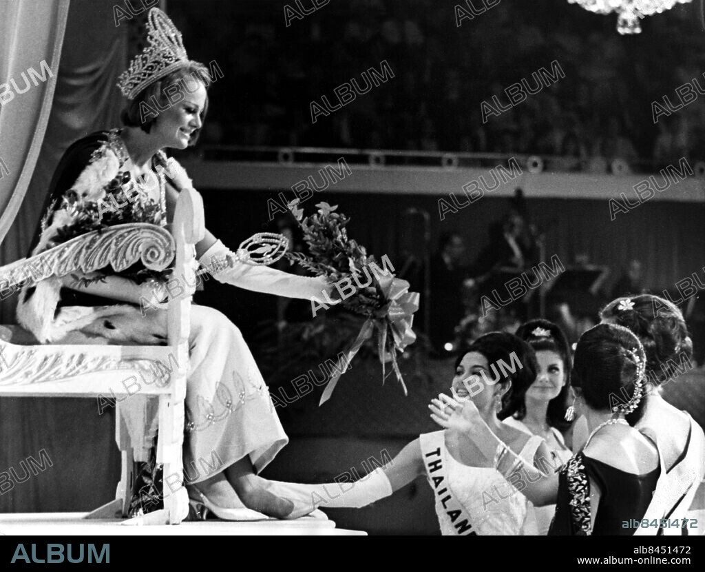 MIAMI BEACH 1966-07-17. Fröken Sverige Margareta Arvidsson från Vänersborg sitter på tronen när hon som andra svenska kvinna någonsin kröns till Miss Universum vid skönhetstävlingen in Miami Beach, Florida, USA 17:e juli 1966.. Foto: UPI / TT / Kod: 450.