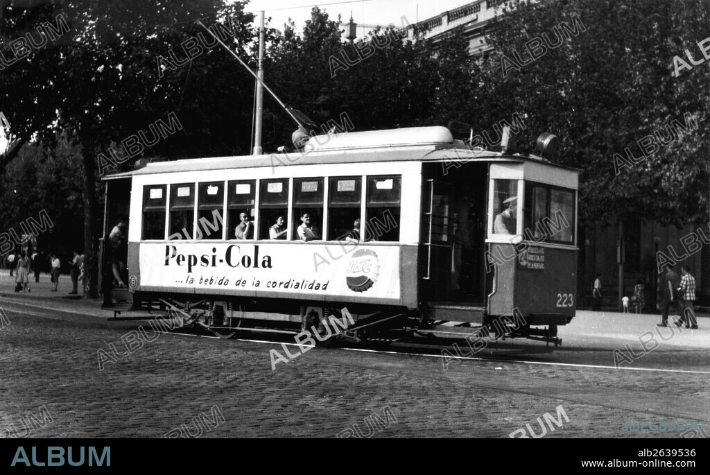 España. Barcelona. Tranvía de la línea 24. Publicidad del refresco Pepsi-Cola. Año 1959.