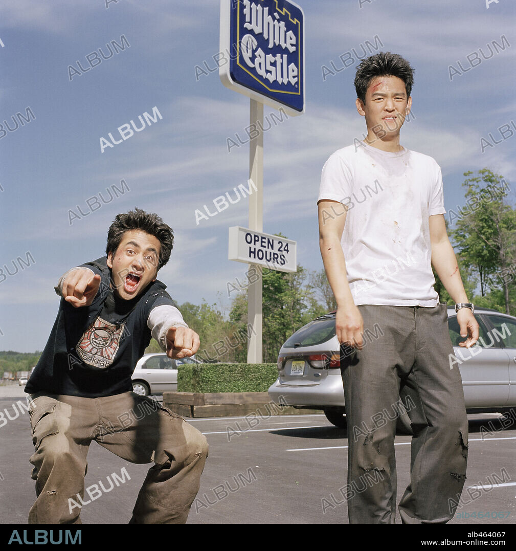JOHN CHO y KAL PENN en 2 COLGAOS MUY FUMAOS, 2004 (HAROLD AND KUMAR GO TO WHITE CASTLE), dirigida por DANNY LEINER. Copyright NEW LINE CINEMA / GIRAUD, SOPHIE.