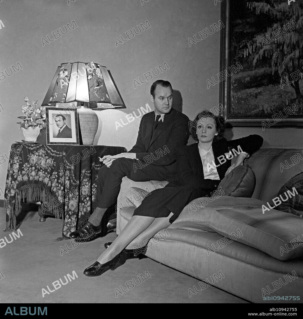Swedish singer and actress Zarah Leander with her second husband, journalist Vidar Forsell, at the sofa in her house at Berlin, Germany 1930s.