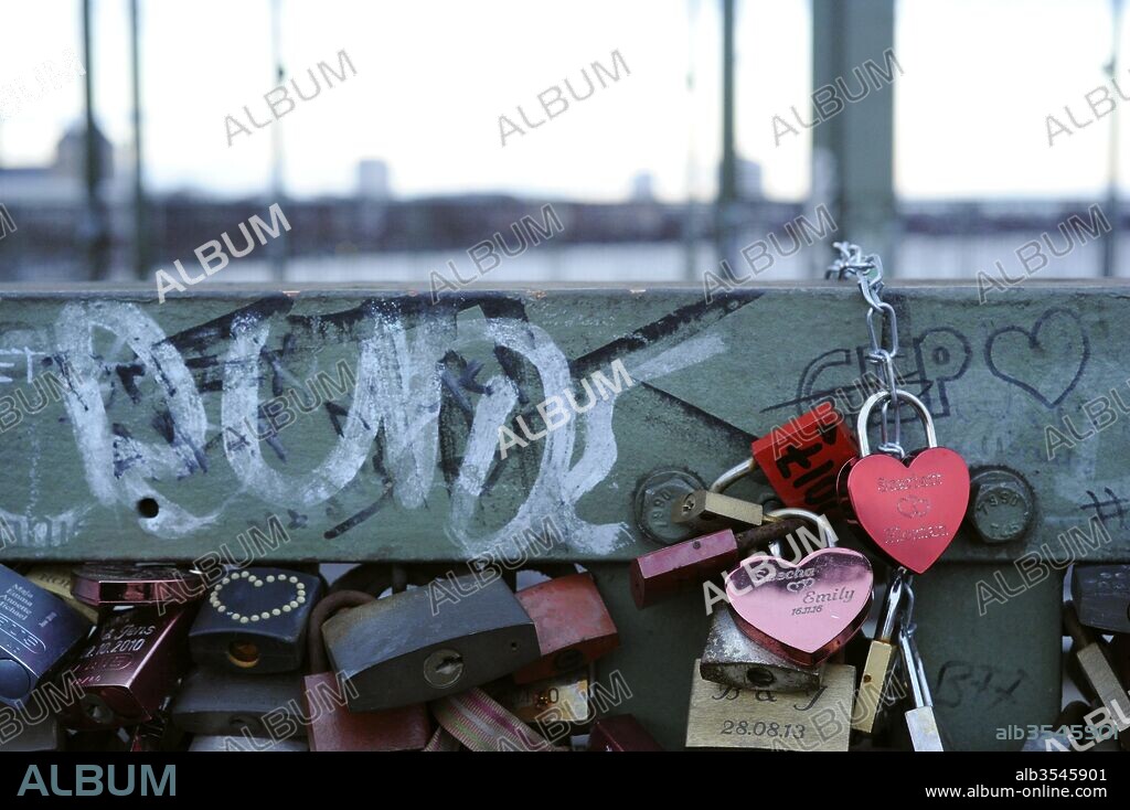 Candados que cuelgan las parejas como símbolo de su amor en el Puente de Hohenzollern. Detalle. Colonia. Alemania.