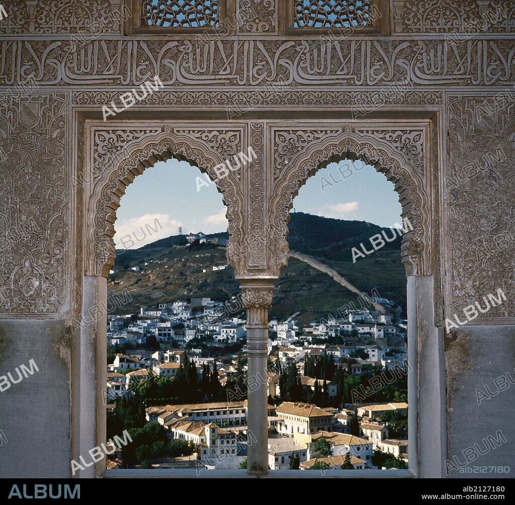 ARTE ISLAMICO. ESPAÑA. Vista del PALACIO DEL GENERALIFE. Edificio sencillo concebido como residencia de los reyes de Granada. Data del siglo XIV y está emplazado a mayor altura que La Alhambra. Interior del ORATORIO MUSULMAN del palacio de los visires del reino. Al fondo se divisan el barrio del Albaicin y el Sacromonte. GRANADA. Andalucia.