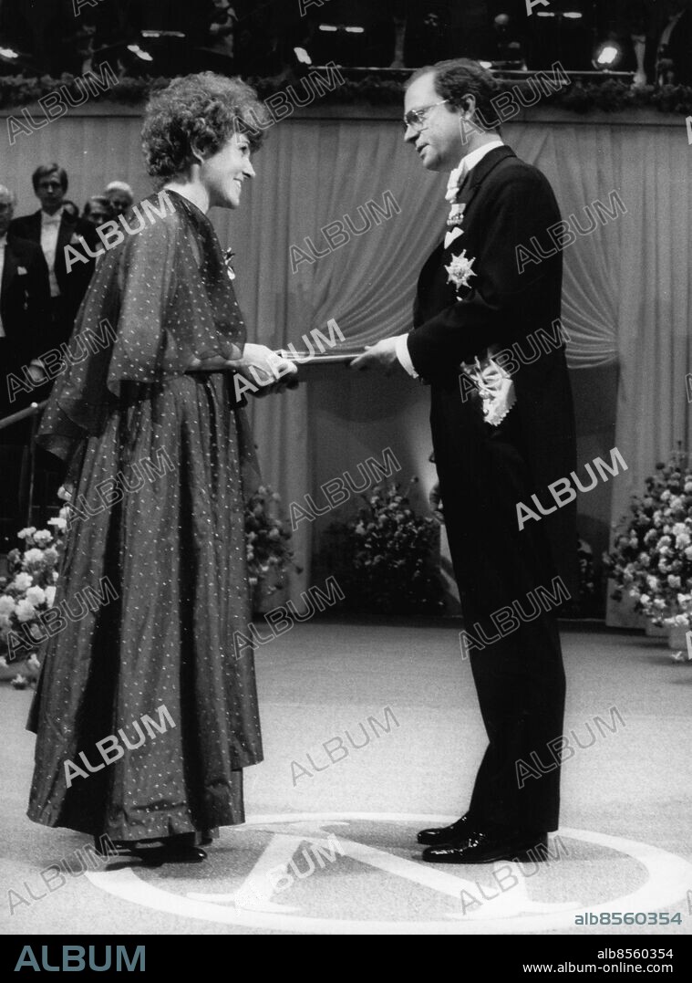 FILE SWEDEN NOBEL 1984. Jana Seifertova receives the Nobel Prize on behalf of her father literature laureate, Czech author Jaroslav Seifert from the hands of his majesty Carl XVI Gustaf. Foto: Jan Collsiöö Kod: 1001 COPYRIGHT SCANPIX SWEDEN.