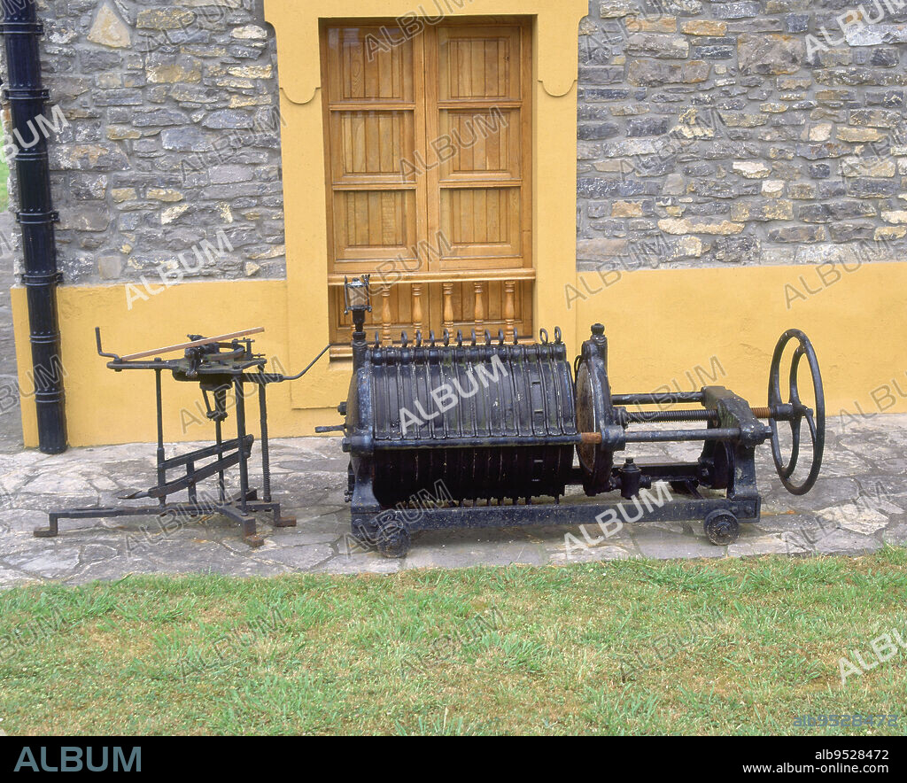 PRENSA - FABRICA DE SIDRA EL GAITERO - MUSEO AL AIRE LIBRE - FOTO AÑOS 00.