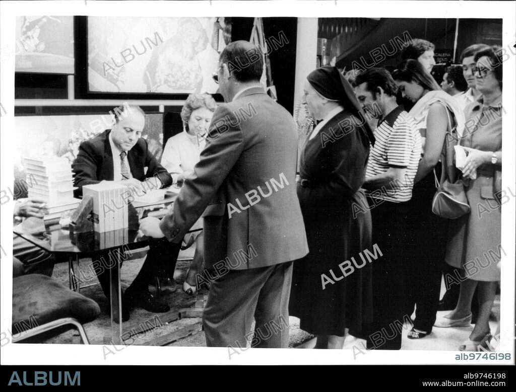 Campaña electoral de fraga para las Elecciones Generales de 1982. En la Imagen, don Manuel fraga firma Libros en unos Grandes Almacenes.