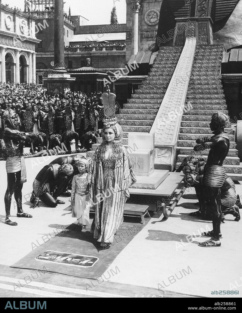 ELIZABETH TAYLOR in CLEOPATRA, 1963, unter der Regie von JOSEPH L. MANKIEWICZ. Copyright 20TH CENTURY FOX.