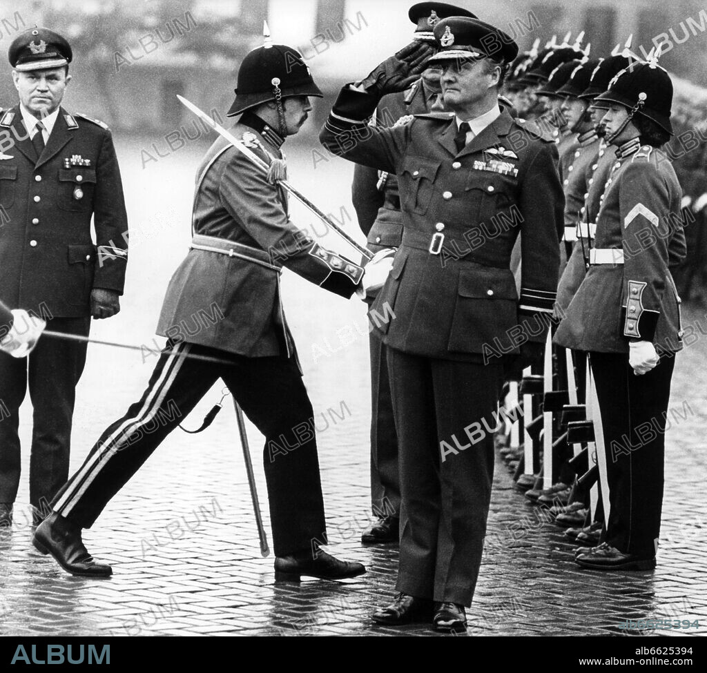 Sir Nigel Maynard (r, saluting) is welcomed with a parade in the head quarter of the 2nd ATAF in Mönchengladbach-Rehindahlen on 5th April 1973. Belgian, British, German, and Netherlandish air forces belong to the ATAF, the Allied Tectical Air Forces. 05/04/1973