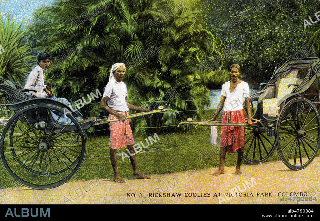 'Rickshaw coolies at victoria park, Colombo'. Photographie anonyme pour une carte postale vers 1910. Credit : Collection IM/KHARBINE-TAPABOR.