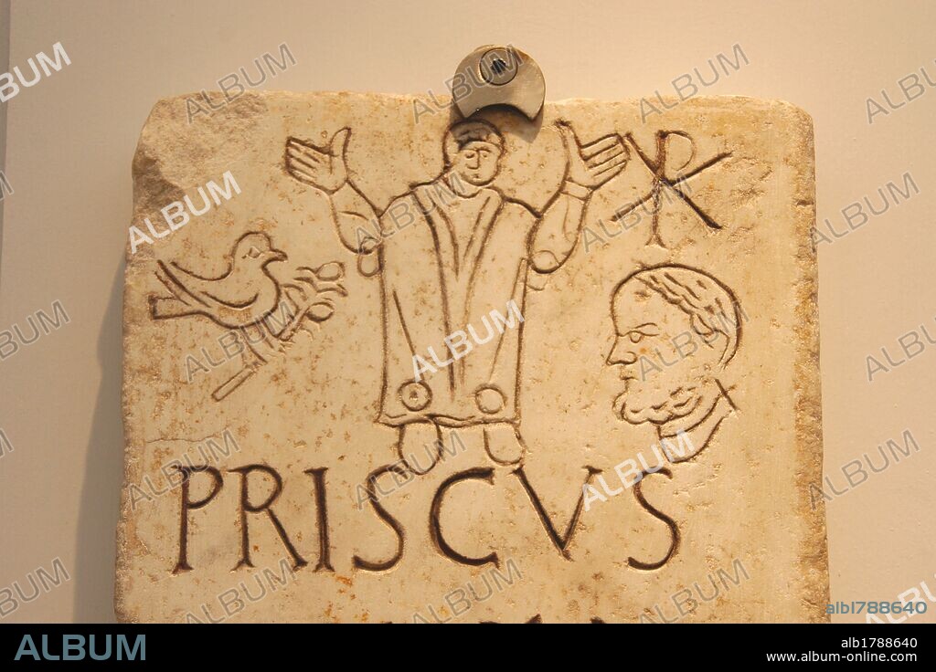 ARTE PALEOCRISTIANO. ITALIA. Primeros cristianos. Lápida sepulcral de Prisco. Inscripción con fórmula cristiana "in pace". Retrato del difunto con barba, símbolo de la paloma con el ramo de olivo (alma del muerto), y monograma de Cristo. 2º mitad del siglo IV d. C. (Detalle). Museo de las Termas de Diocleciano. Roma.