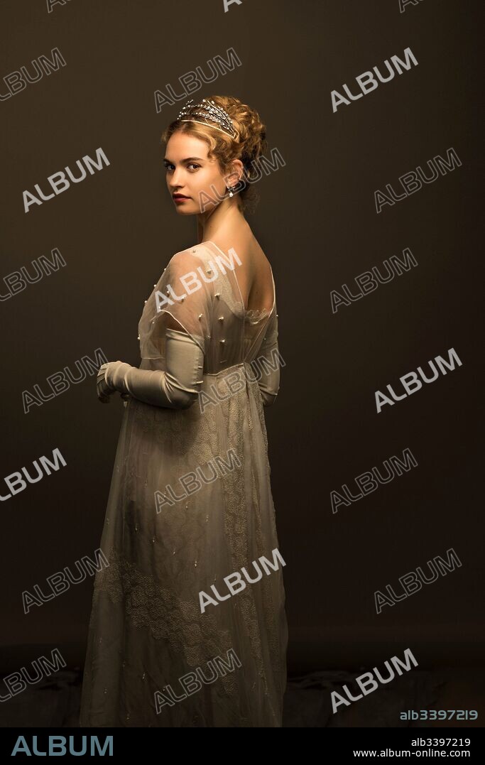 LILY JAMES dans WAR AND PEACE, 2016, réalisé par TOM HARPER. Copyright BBC CYMRU WALES/BBC WORLWIDE/WEINSTEIN COMPANY, THE.