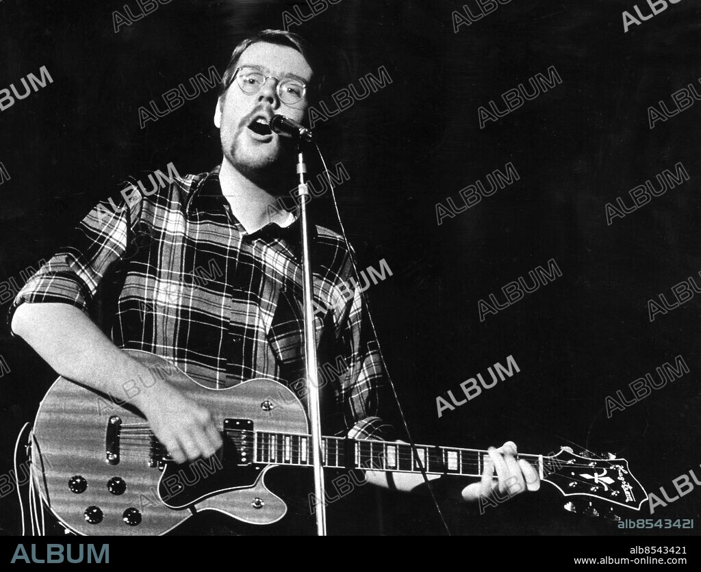 SEKLET-KULTUR-70     I början av 70-talet bildades den politiska popgruppen Hoola Bandoola Band. De ansåg att det var praktiskt politiskt arbete att spela pop och turnera. Ledare för bandet var Mikael Wiehe som också skrev många av låtarna. De kom att bli symbol för proggare och prog-musik. På bilden Mikael Wiehe den 15 dec 1972.   Foto:Sven Erik Sjöberg Kod:53/9909 COPYRIGHT SCANPIX SWEDEN.