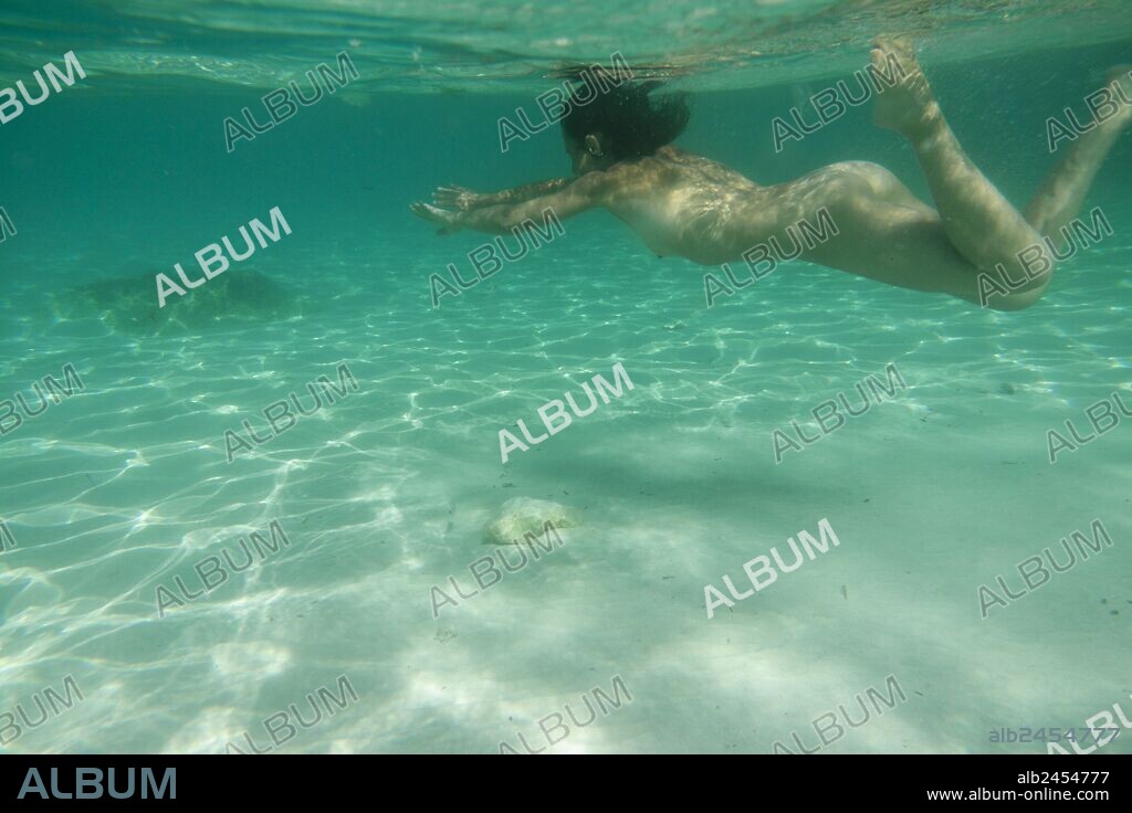 mujer desnuda buceando, Cala Marmols, Ses Salines,mallorca, islas baleares, spain, europa.
