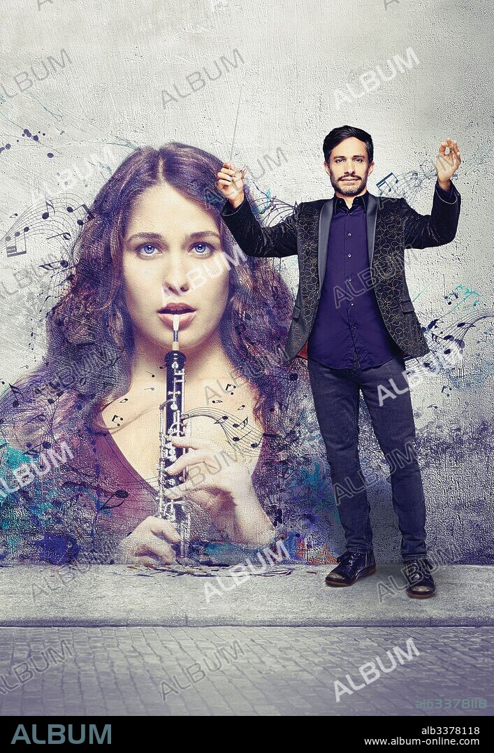GAEL GARCIA BERNAL und LOLA KIRKE in MOZART IN THE JUNGLE, 2014, unter der Regie von JASON SCHWARTZMAN, PAUL WEITZ und ROMAN COPPOLA. Copyright AMAZON STUDIOS.