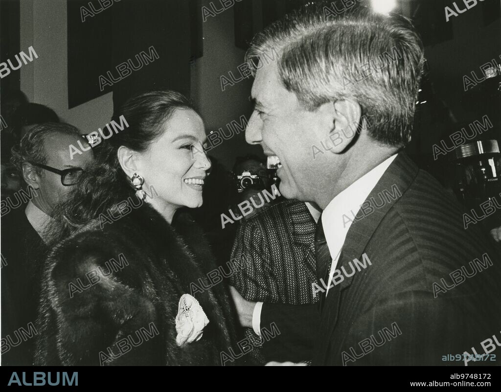 Madrid, 11/03/1987. Mario Vargas Llosa greets Isabel Preysler. In the background, Miguel Boyer.