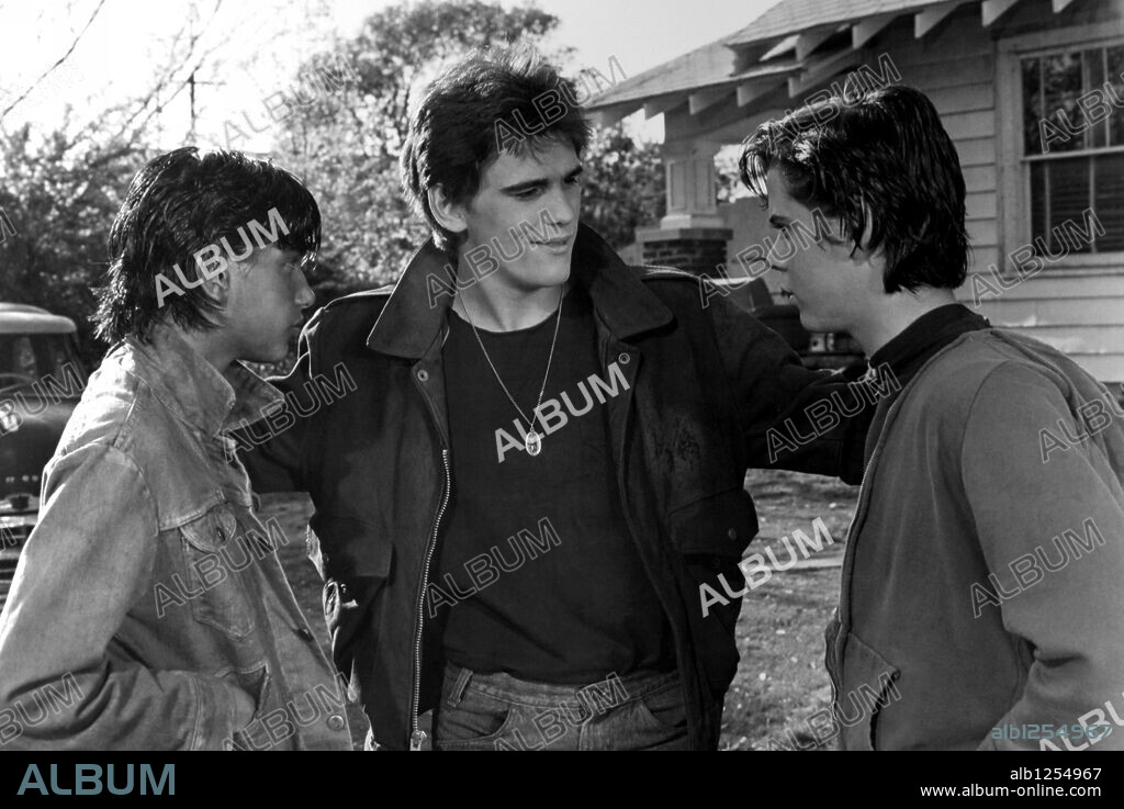 C. THOMAS HOWELL, MATT DILLON und RALPH MACCHIO in THE OUTSIDERS, 1983, unter der Regie von FRANCIS FORD COPPOLA. Copyright WARNER BROTHERS.