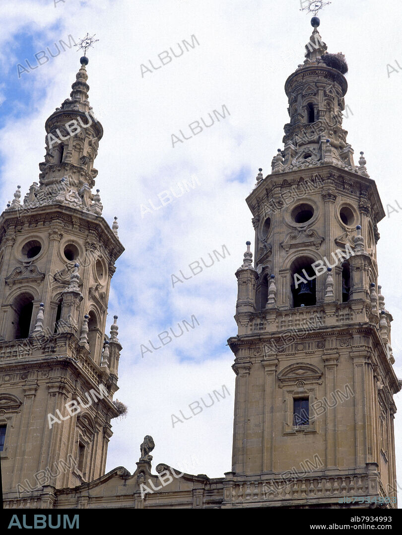 MARTIN DE BERATUA-ARQUITECTO SIGLO XVIII. TORRES GEMELAS DE LA CATEDRAL DE SANTA MARIA LA REDONDA - BARROCO RIOJANO - SIGLO XVIII - FOTO AÑOS 90.
