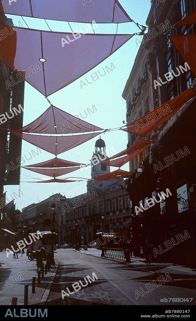 TOLDOS EN LA CALLE ARENAL.