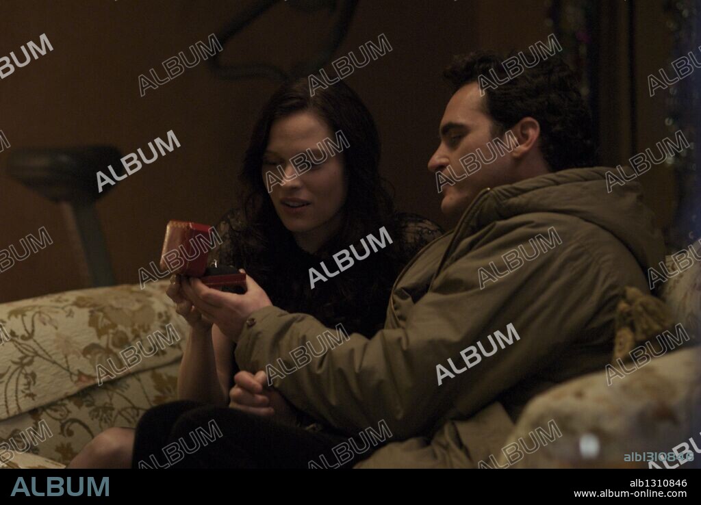 JOAQUIN PHOENIX y VINESSA SHAW en TWO LOVERS, 2008, dirigida por JAMES GRAY. Copyright 2929 PRODUCTIONS.