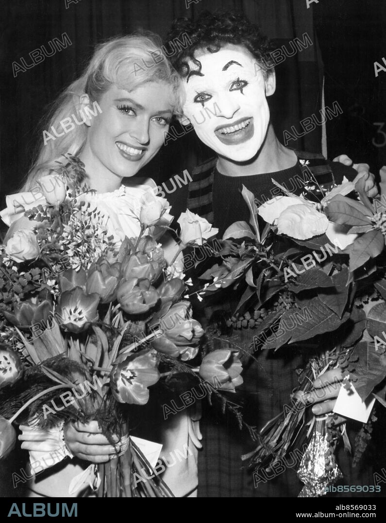 MALMÖ 1963-12-26.. Ragna Nyblom, skådespelerska och hallåa, och "Lilleman" Carl-Åke Eriksson, skådespelare, har blivit blomsterhyllade efter annandagspremiären av "Stoppa Världen" på Malmö Stadsteater.. Foto: Nils Olof Nilsson / AB Text & Bilder / SVT / Kod: 5600. Mapp: Nyblom, Ragna. Leende Smink.