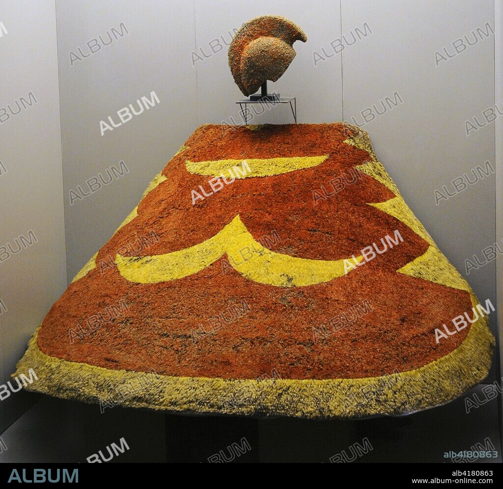 Capa utilizada por los príncipes e indicadora de rango. Polinesia. Islas Hawai. Estados Unidos. Siglo XVIII. Pluma y fibra vegetal. Museo de América. Madrid. España.