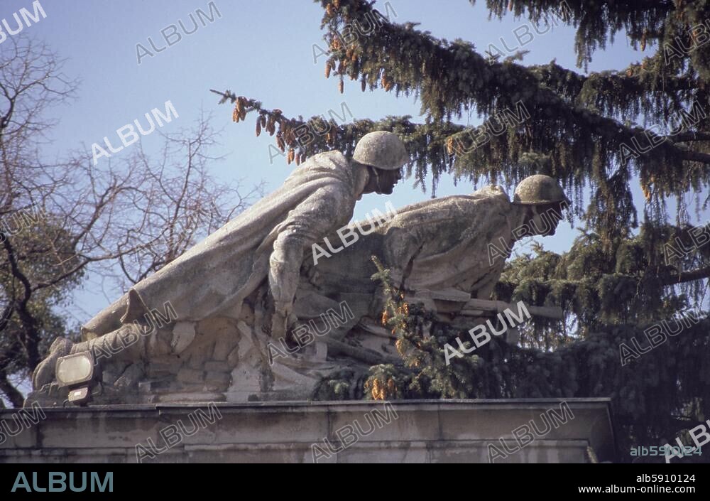 Wien (Österreich), 3. Bezirk, Heldendenkmal der Roten Armee, Schwarzenbergplatz. (enthüllt 19.8.1945; Arch.: S.G. Jakowlew; Bildhauer: M.A.Intesarjan). Teilansicht: Rechte Skulpturengruppe auf der Kolonnade. Foto, undat.