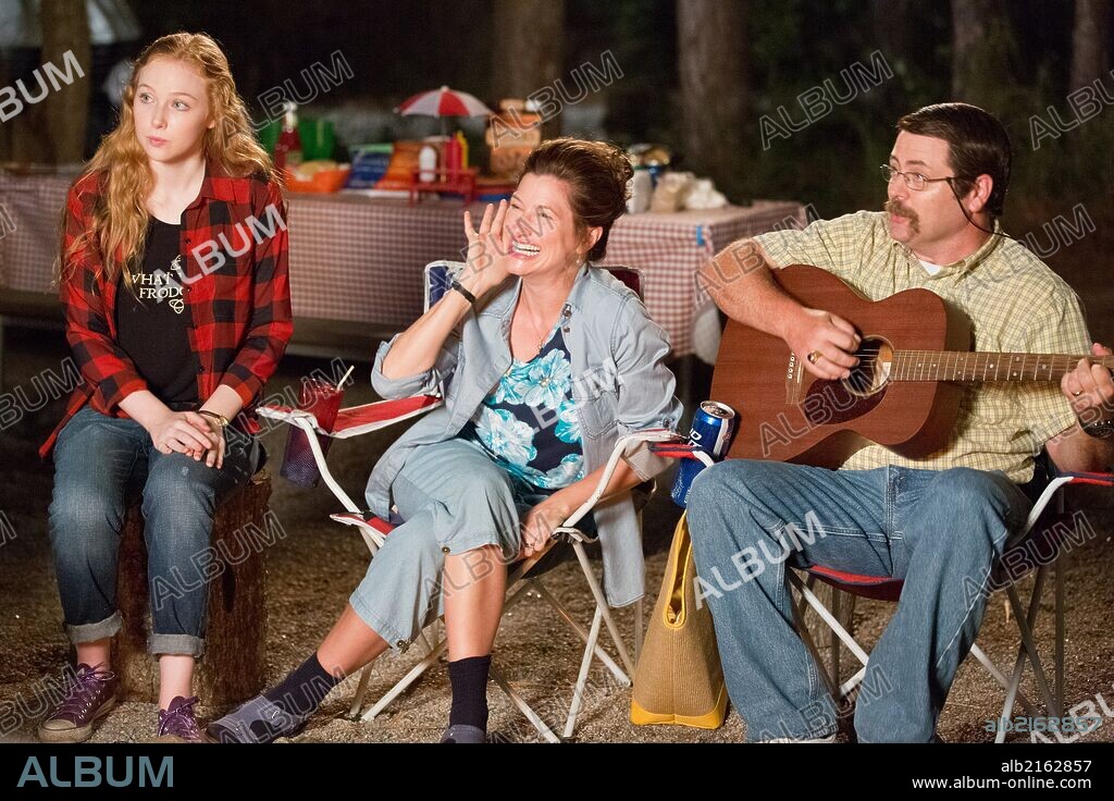 KATHRYN HAHN, MOLLY C. QUINN and NICK OFFERMAN in WE'RE THE MILLERS, 2013, directed by RAWSON MARSHALL THURBER. Copyright NEW LINE CINEMA / TACKETT, MICHAEL.