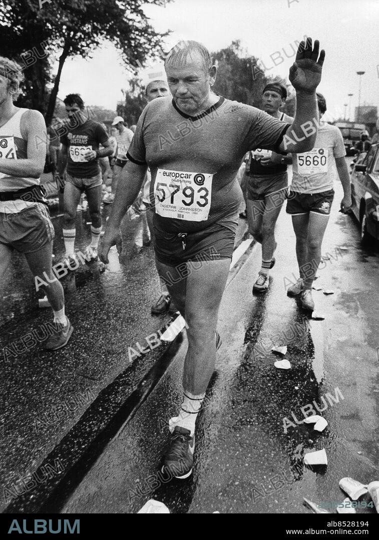 ARKIV STOCKHOLM 19820605. Ingemar Johansson, exvärldsmästare i boxning, vinkar till publiken under Stockholm Marathon.. Foto: Stefan Lindblom / SVD / SCANPIX / 11014.
