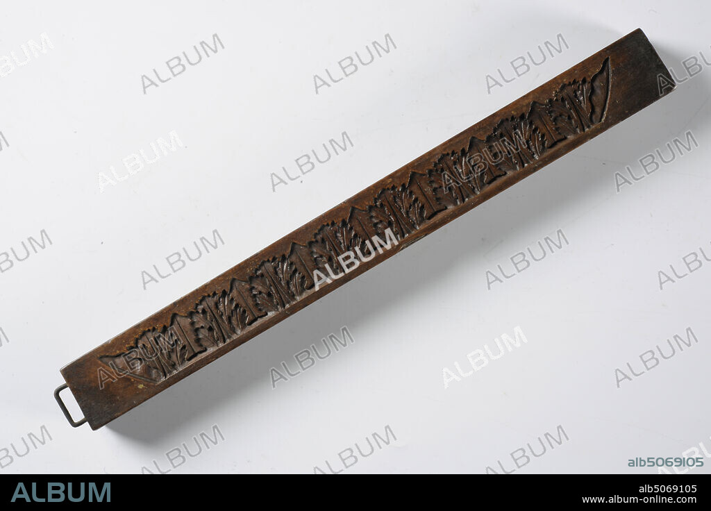 mal, D. Sala and Zn. Frame factory, first half 19th century, carved, General: 2.5 x 40 x 3.8cm 25 x 400 x 38mm, Frame shape with which decorative elements were printed in pate to decorate painting and mirror frames. It is a mold that consists of a carved wooden beam with a small palm pattern in negative. At one end a rectangular metal eye, 1948.
