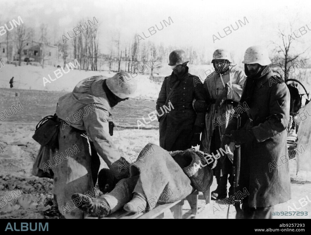 German soldiers bid farewell to a wounded comrade. In the Kholm Pocket, the "Kampfgruppe Scherer" successfully defended the town for 105 days. (A photo of the PK (Propaganda Company) by war correspondent Richard Muck who flew into the pocket at the beginning of March). (Date created: 01.03.1942-31.03.1942).