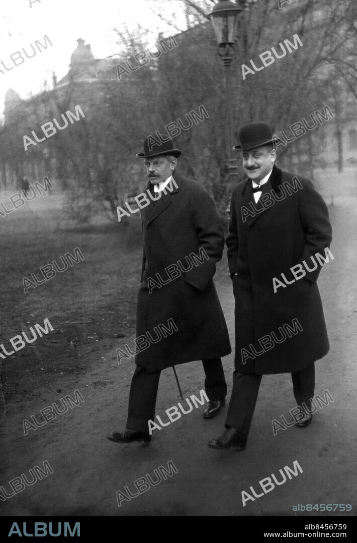 ARKIV 1914. Marcus Wallenberg (1864-1957), bank- och industriman med juridisk utbildning och titeln vice häradshövding, på promenad i Humlegården med bankdirektören Markmanson (till höger). Marcus Wallenberg, swedish banker and industrialist (to the left).. Foto: TT Historical/1900. Scanpix Sweden.