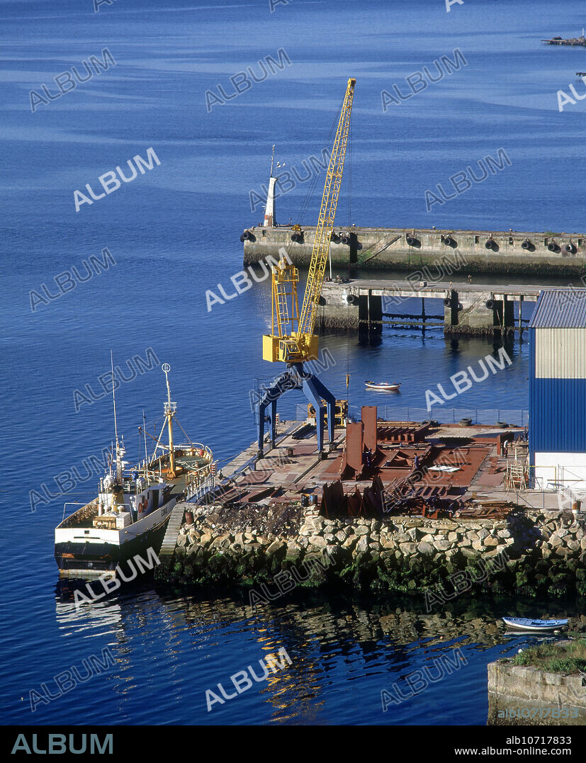 PUERTO DE LA RIA-GRUA DE ASTILLERO Y BARCO ANCLADO - FOTO AÑOS 90.